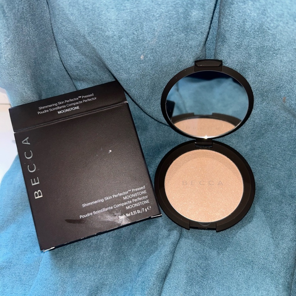 BNIB Becca moonstone highlighter